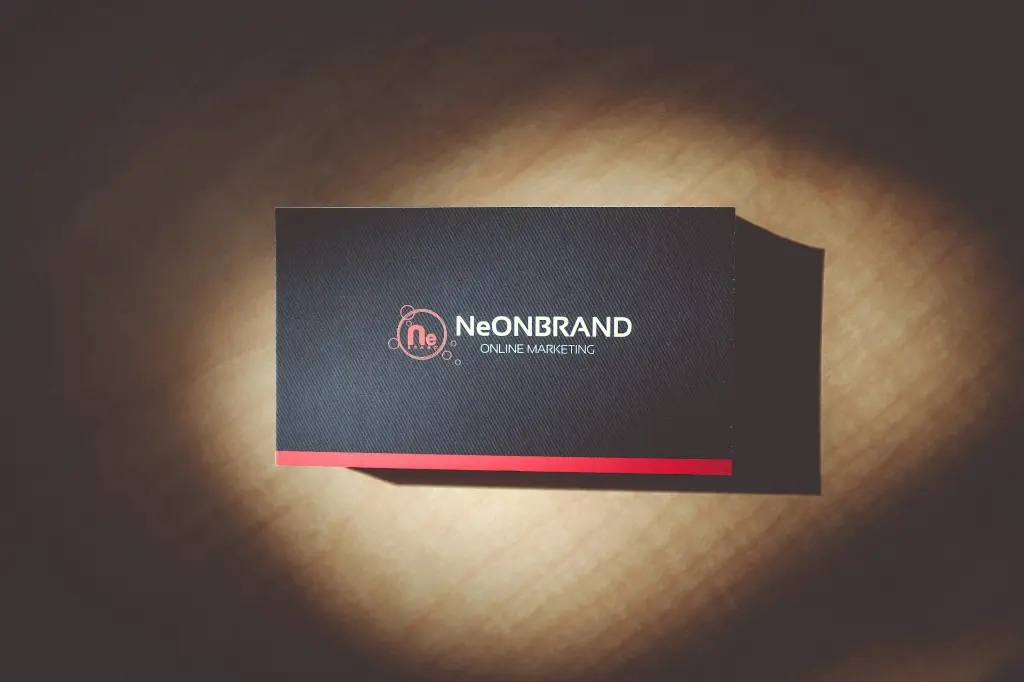 unsplash_h5HyyG9ejro_business card.webp